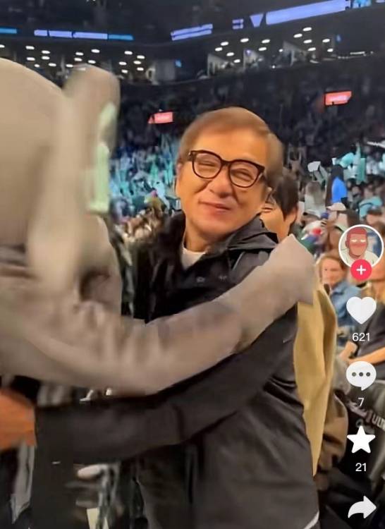 阿扎伦卡回归赛场，回归赛场首场状态亮眼，拜仁观众沸腾！的简单介绍